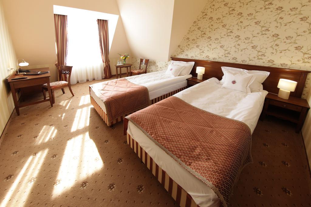 Hotel Jaroslaw Ngoại thất bức ảnh