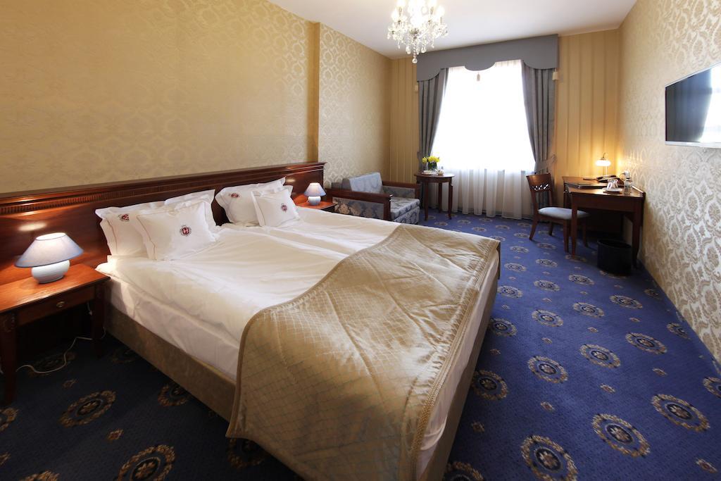 Hotel Jaroslaw Ngoại thất bức ảnh