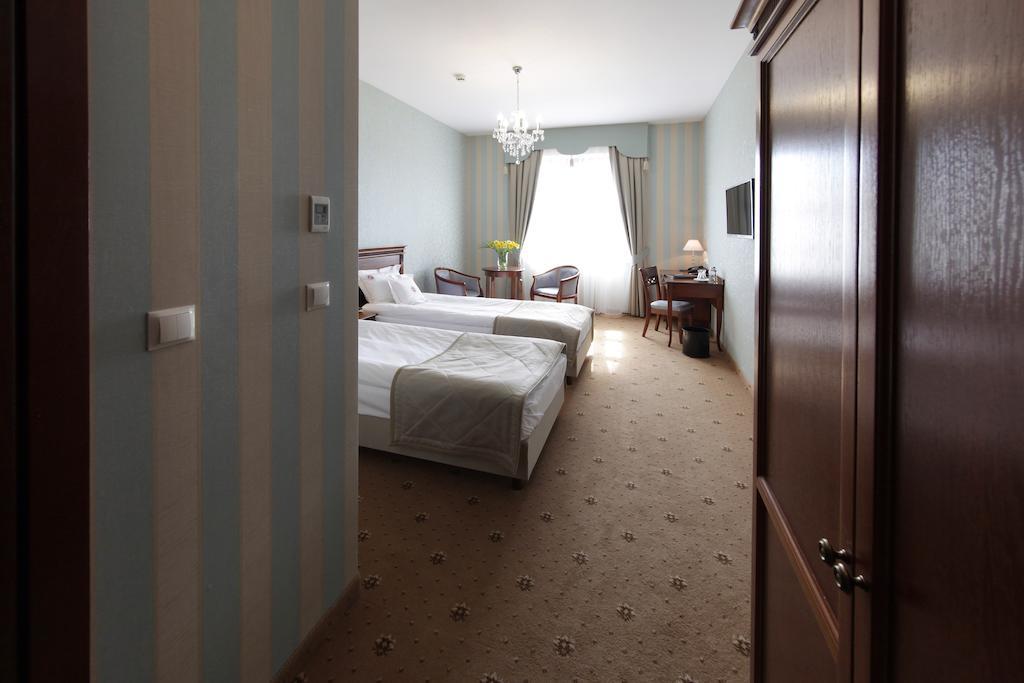 Hotel Jaroslaw Ngoại thất bức ảnh