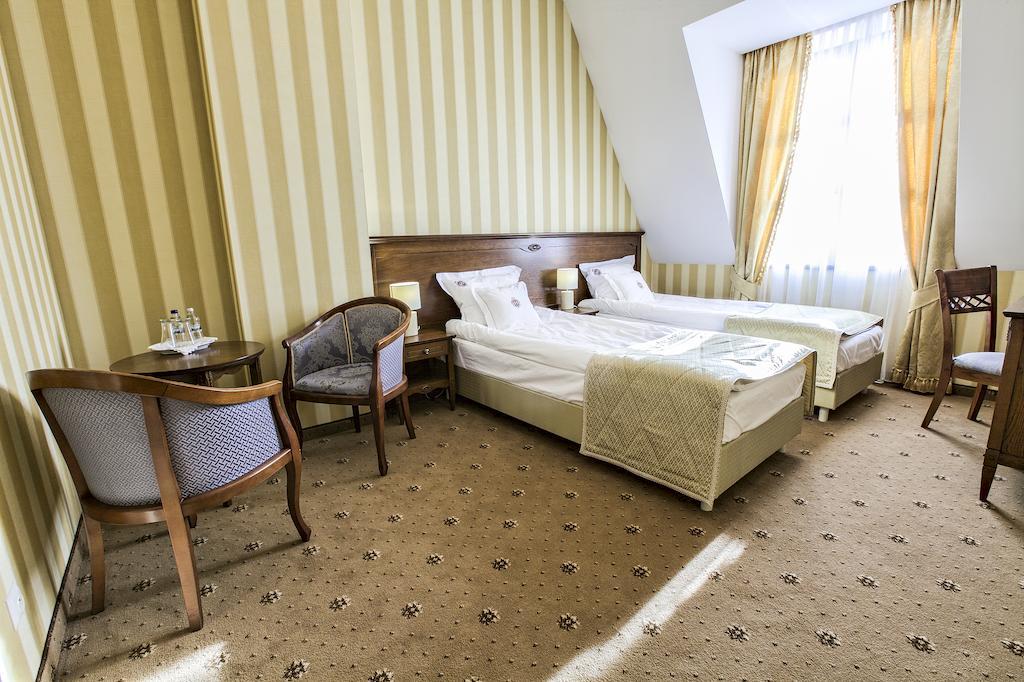 Hotel Jaroslaw Ngoại thất bức ảnh