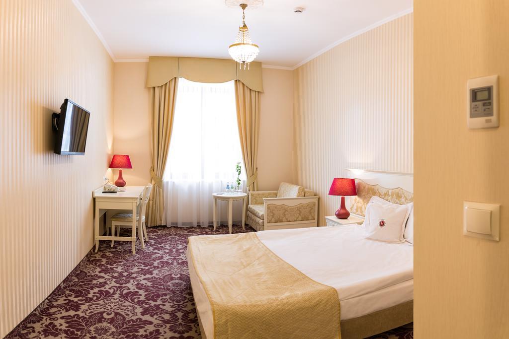 Hotel Jaroslaw Ngoại thất bức ảnh