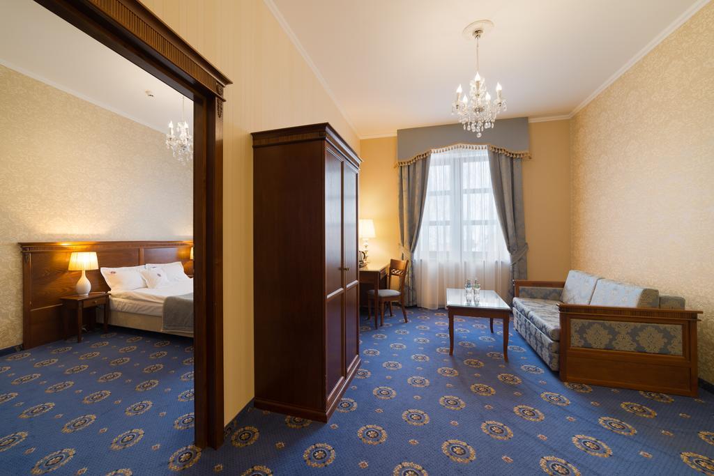 Hotel Jaroslaw Ngoại thất bức ảnh