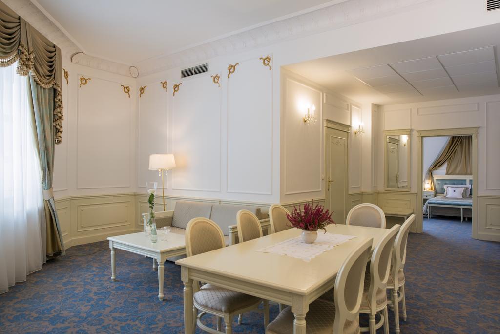 Hotel Jaroslaw Ngoại thất bức ảnh