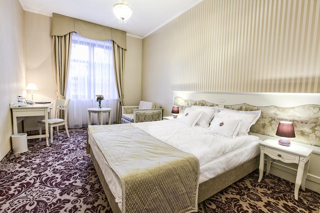 Hotel Jaroslaw Ngoại thất bức ảnh