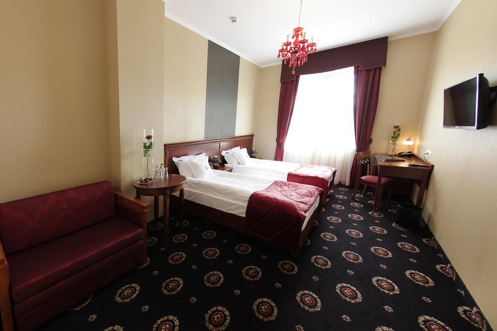 Hotel Jaroslaw Ngoại thất bức ảnh