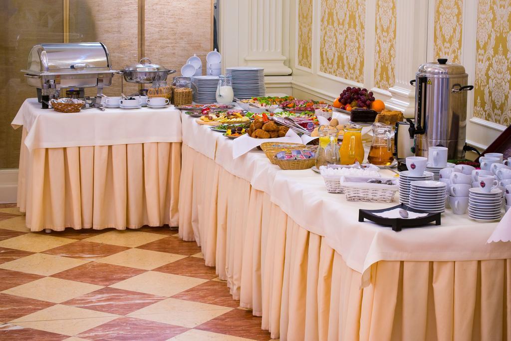Hotel Jaroslaw Ngoại thất bức ảnh